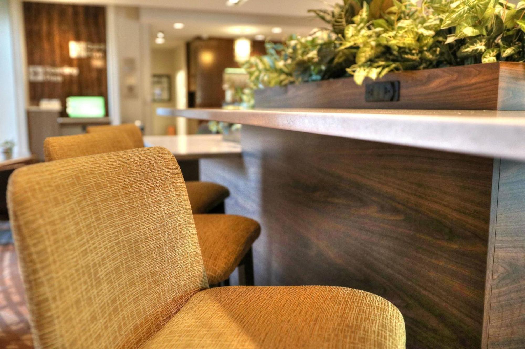鸽子谷万怡酒店 外观 照片
